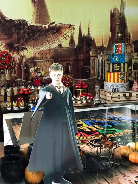 Harry Potter Birthday Party styled by @LesDemoisellesAngola featured on TheIcedSugarCookie.com #harrypotterparty #harrypotter #harrypottercake #harrypottercookies #harrypotterpartyideas #harrypotterbirthday #theicedsugarcookie #partyideas